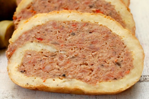 Rulada de cascaval cu umplutura de carnaciori