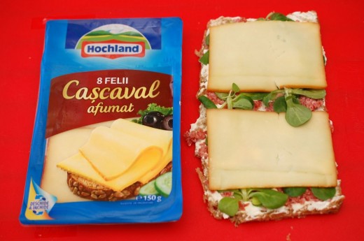 Preparare sandwich rulou cu cascaval felii