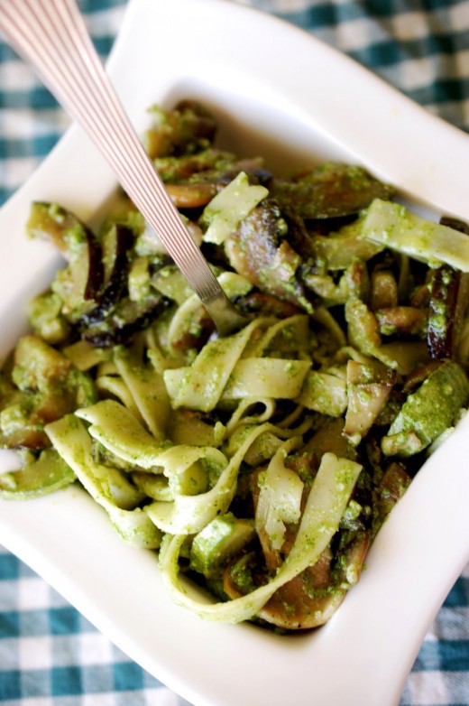 Tagliatelle cu pesto de leurda si legume