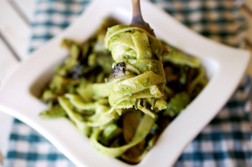 Tagliatelle cu pesto de leurda si legume