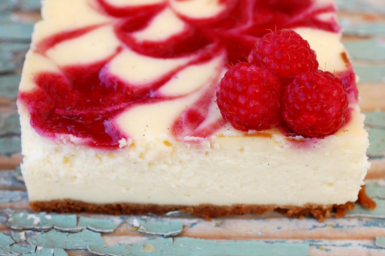 Cheesecake marmorat cu sos de zmeura - Retete culinare by Teo's Kitchen