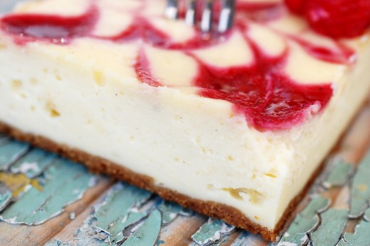 cheesecake marmorat cu sos de zmeura raspberry swirl cheescake