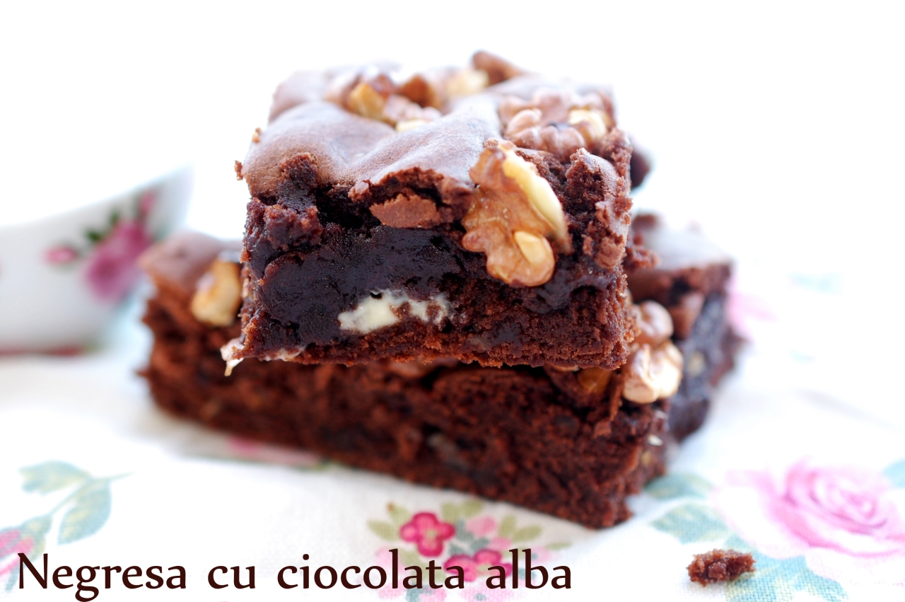 Negresa Cu Ciocolata Alba Si Sos De Ciocolata Retete Culinare By