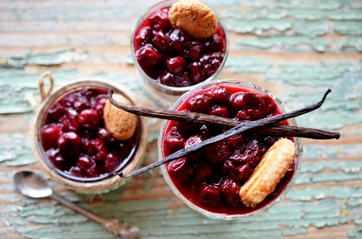 Panna cotta cu biscuiti si jeleu de visine