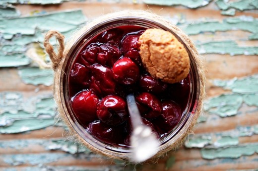 Panna cotta cu biscuiti si jeleu de visine