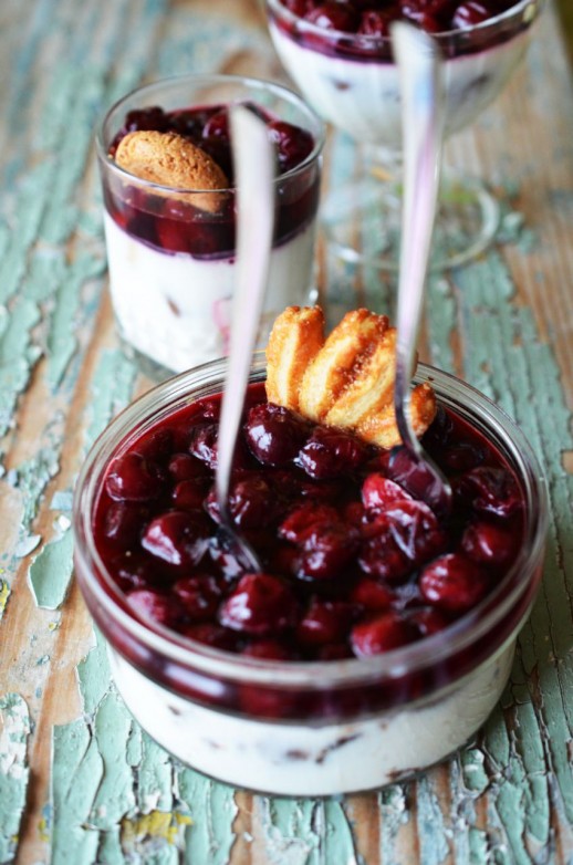 Panna cotta cu biscuiti si jeleu de visine