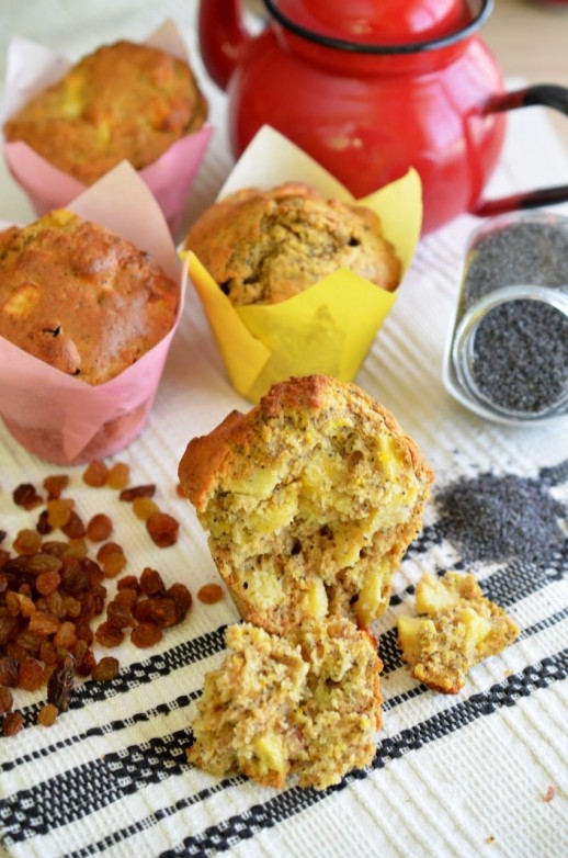 Muffins cu mere, stafide, mac si sofran