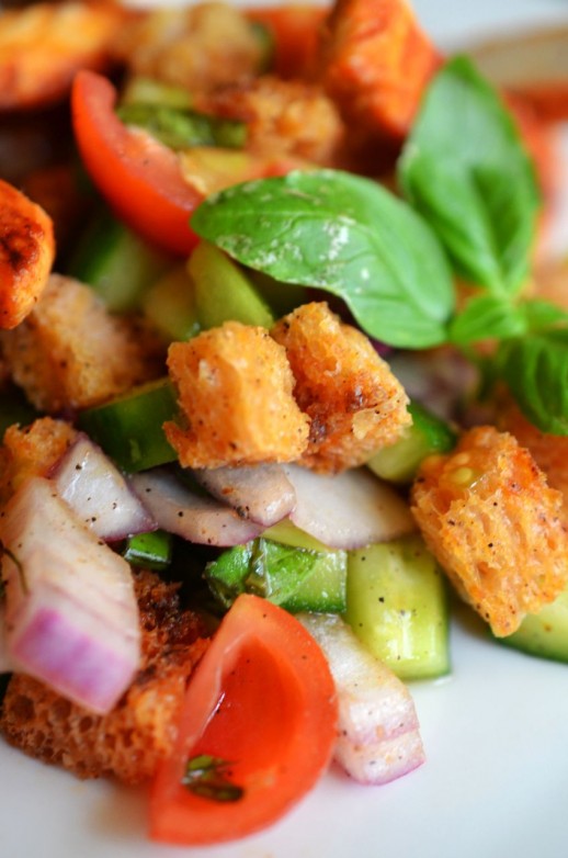 Salata Panzanella cu pui marinat