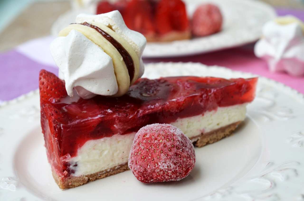 Cheesecake cu jeleu de capsuni (fara coacere) .