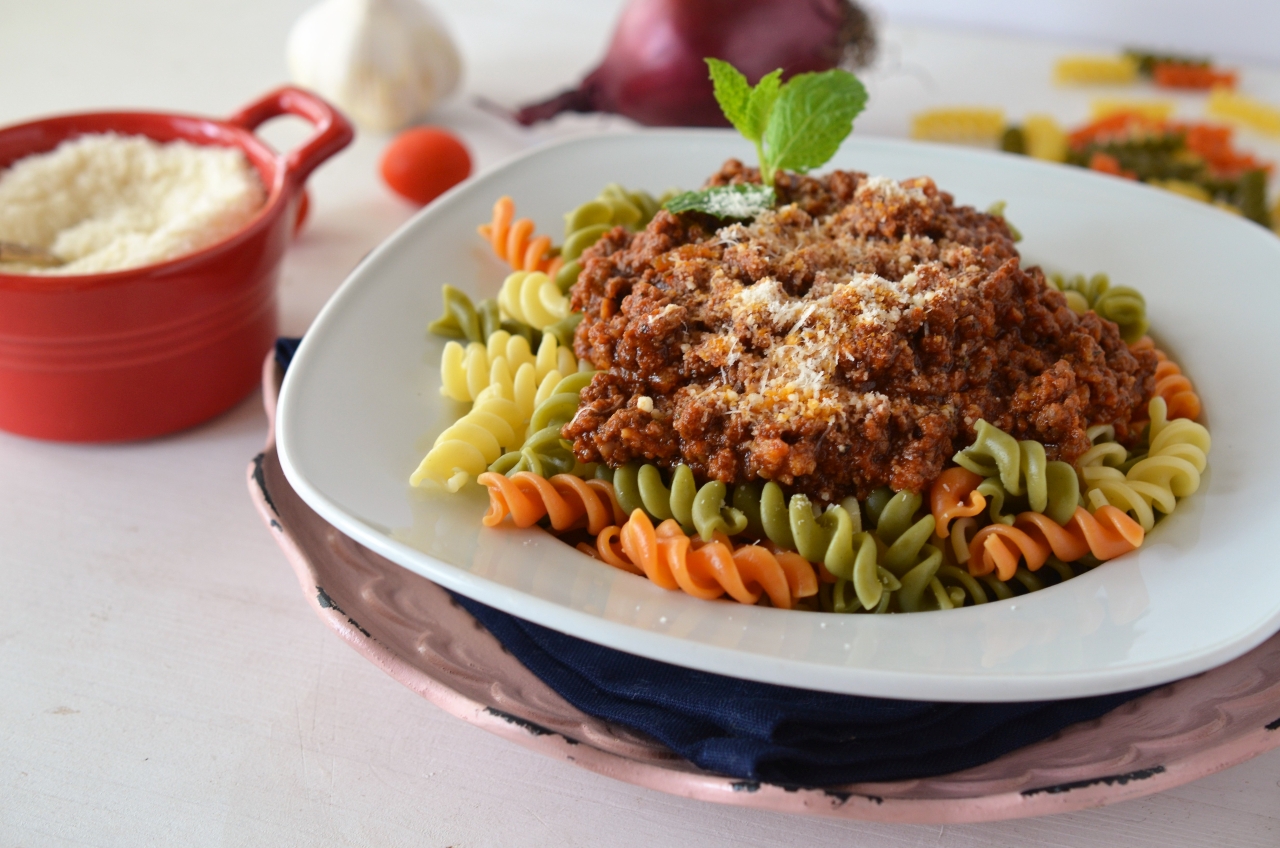 paste tricolore cu sos de carne