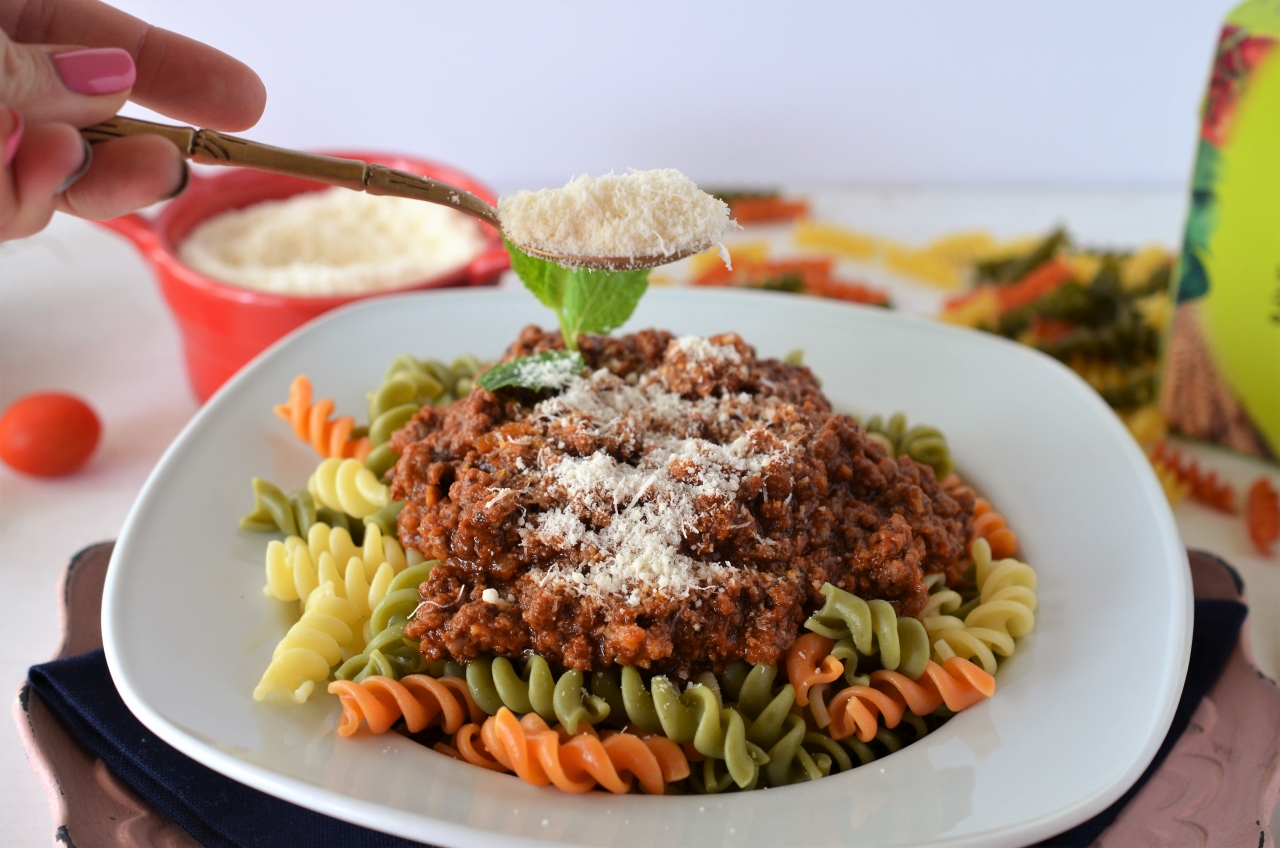 paste tricolore cu sos de carne