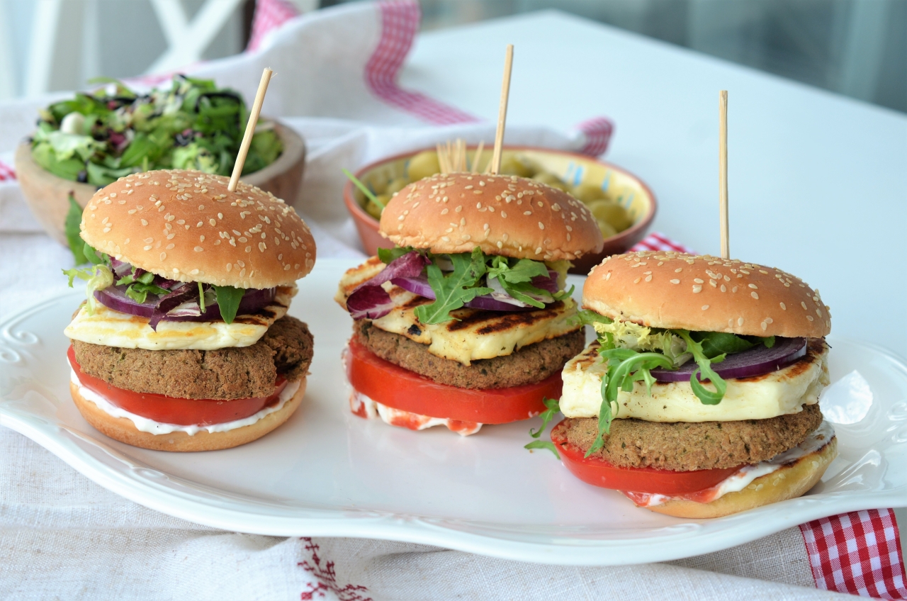 Burger de naut si halloumi burger vegetarian