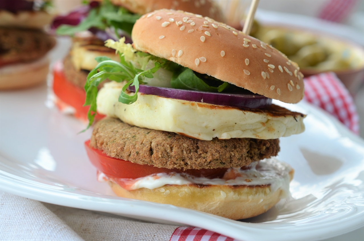 Burger de naut si halloumi burger vegetarian