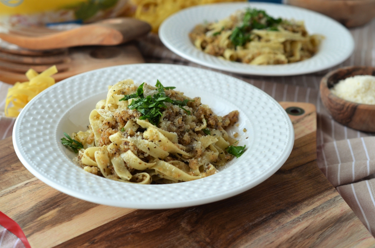 tagliatelle cu pesmet crocant