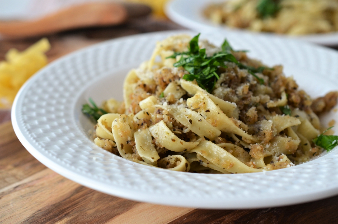 tagliatelle cu pesmet crocant