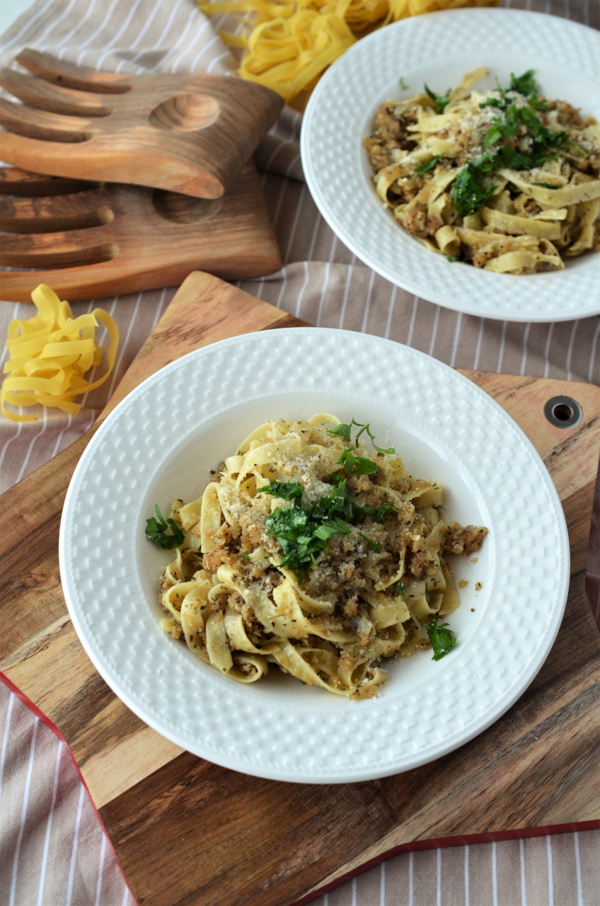 tagliatelle cu pesmet crocant