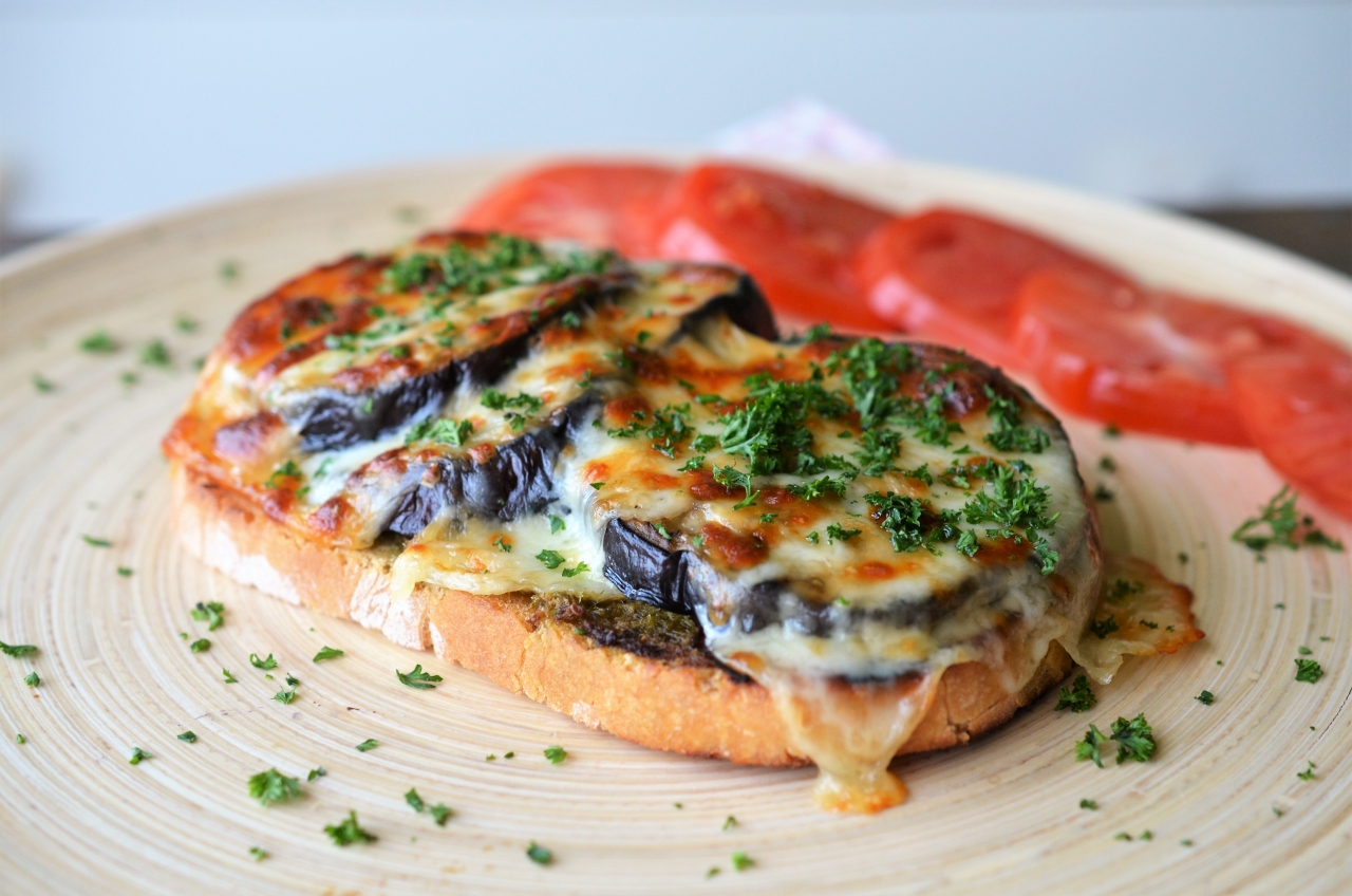 toast cu vinete si mozzarella