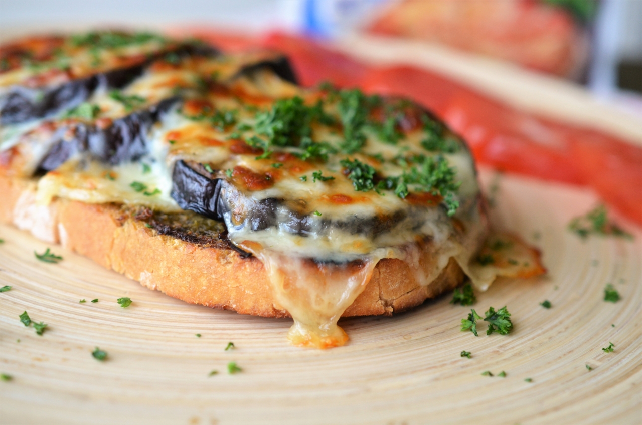 toast cu vinete si mozzarella