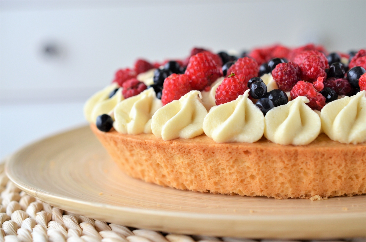 tarta cu fructe si ciocolata alba