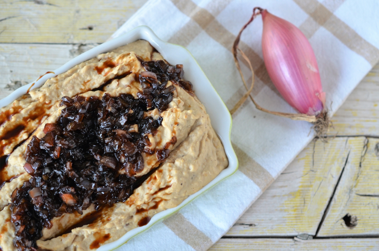 hummus cu ceapa caramelizata