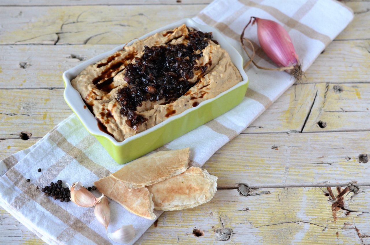 hummus cu ceapa caramelizata