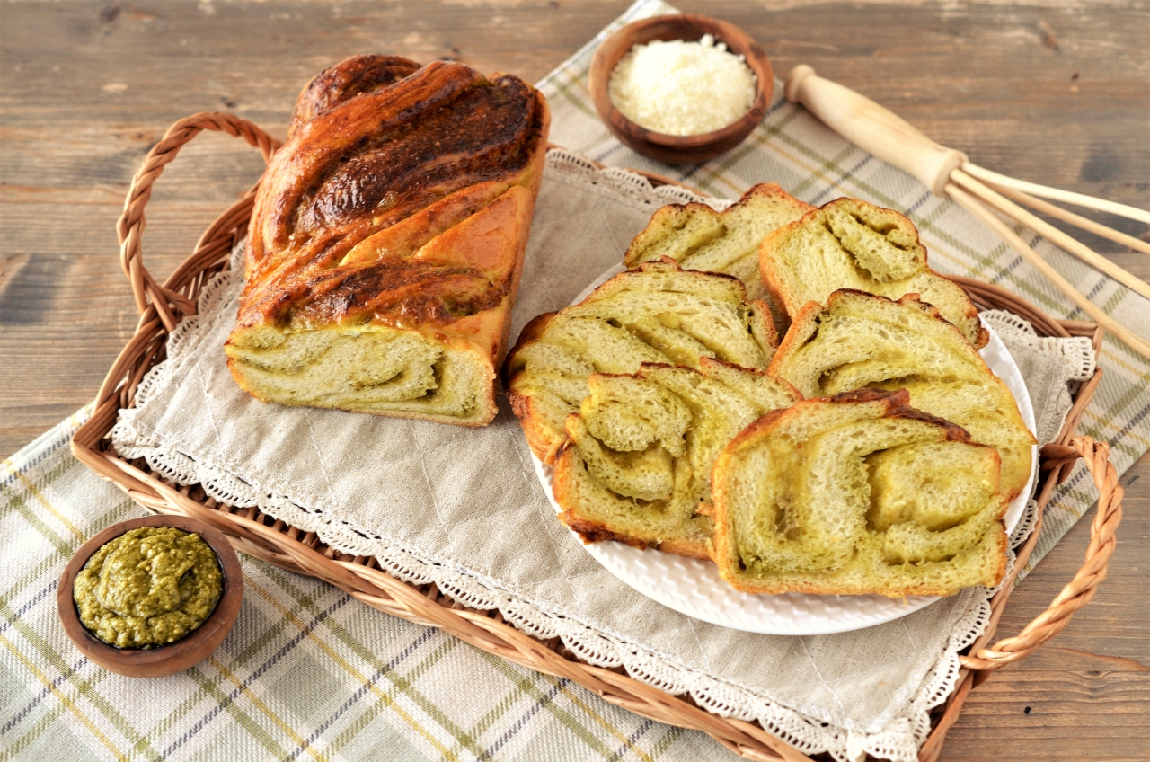 Cozonac cu pesto si parmesan 