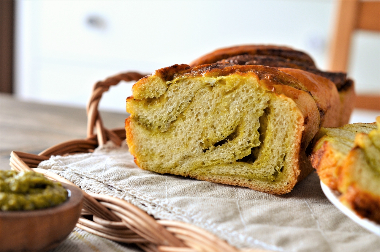 Cozonac cu pesto si parmesan 