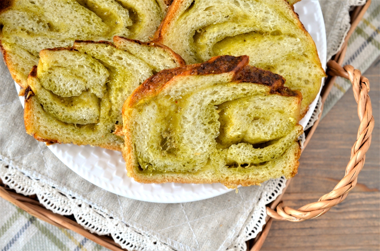 Cozonac cu pesto si parmesan 