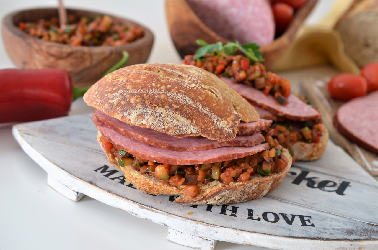 Sandwich caponata cu salam