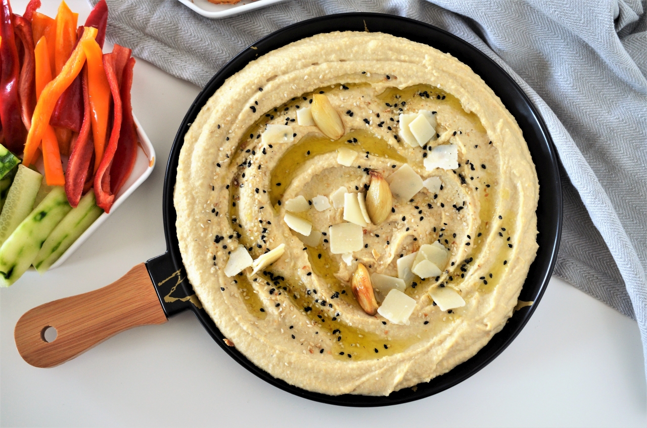 hummus cu usturoi copt si parmesan