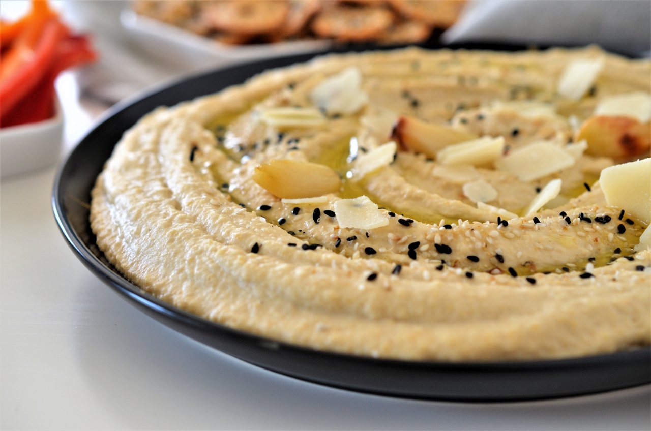 hummus cu usturoi copt si parmesan