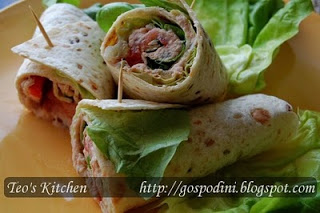 Sandwich wraps cu salata de ton